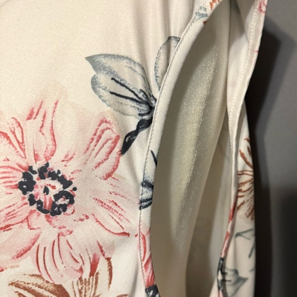 4X Floral Sleeveless V-Neck Blouse - Picture 4 of 6